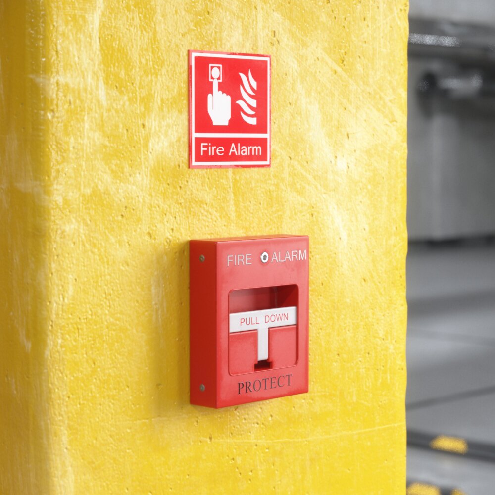 Red Fire Alarm on Wall Modelo 3d